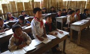 This picture taken on October 24, 2012 shows pupils, mostly of Hmong ethnic, attending an English class at a boarding midle school in the mountainous district of Mu Cang Chai, in the Vietnamese northwestern province of Yen Bai . AFP PHOTO/HOANG DINH Nam