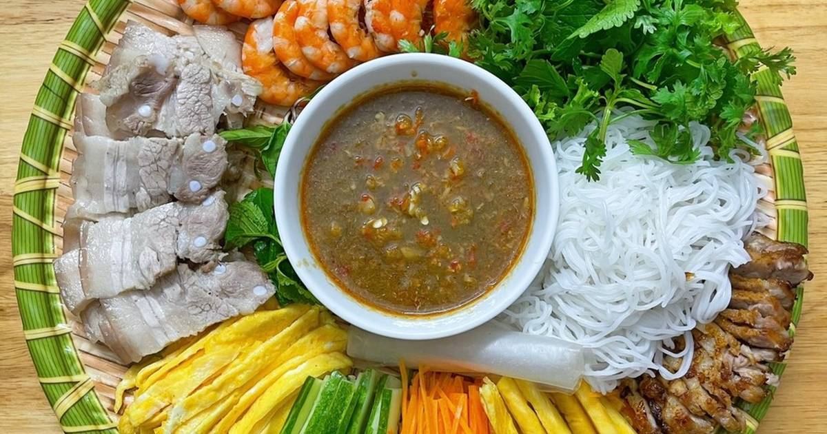 “Banh trang cuon thit heo” is the most famous speciality in Danang