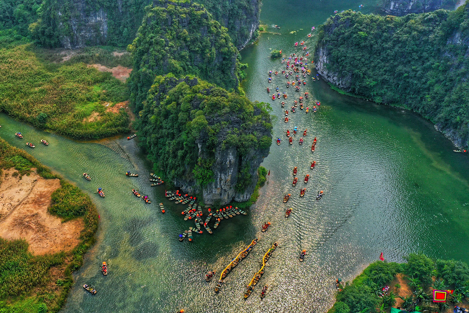 Ninh Binh's natural habitat is mysterious with 31 lakes connected by 48 caves