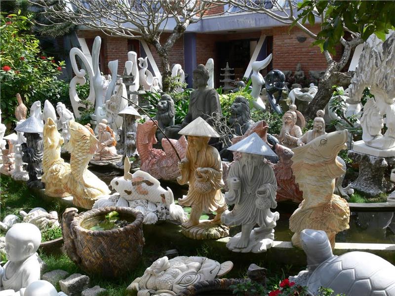 Non Nuoc Stone Carving Village is a famous traditional handicraft village in Vietnam