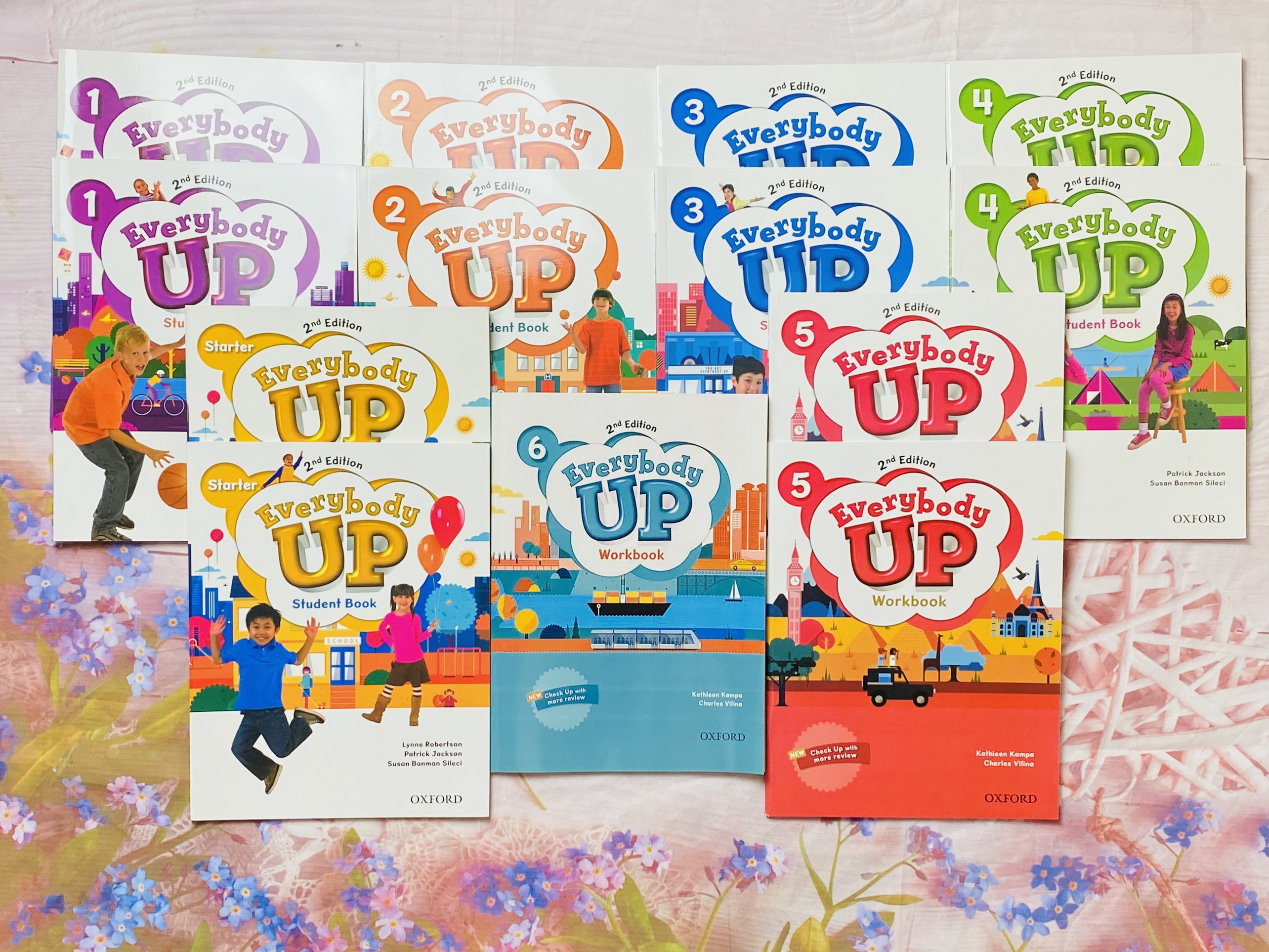 Sách Everybody Up (Level 1-5) là sách dạy tiếng Anh hướng tới trẻ em ở cấp Tiểu học
