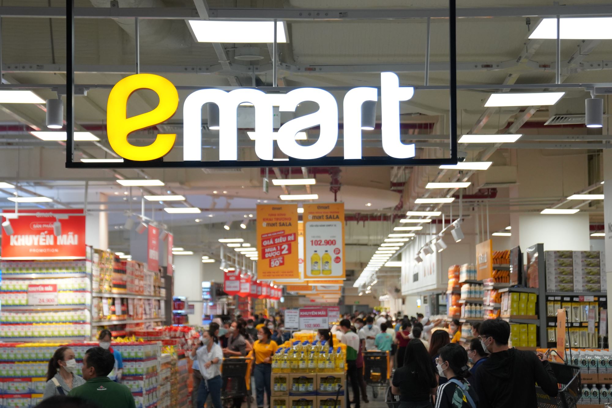 As the main part of a shopping mall, Emart offers a large range of Korean items