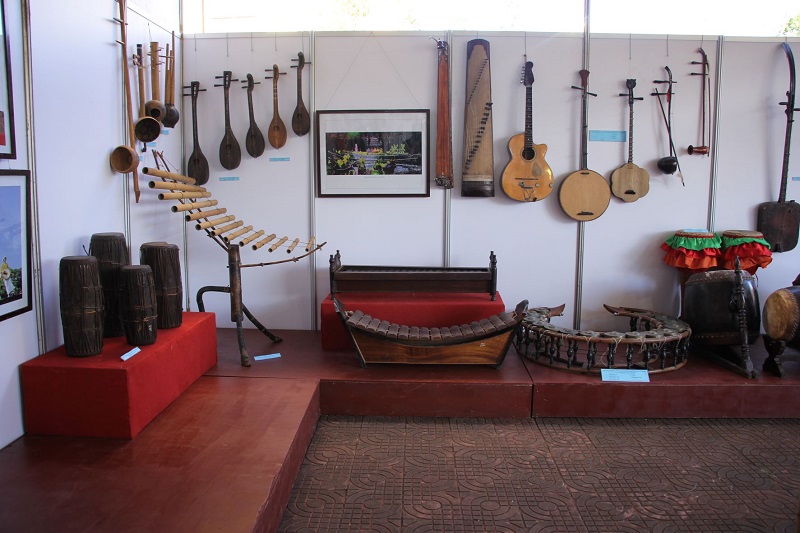 Vietnamese Souvenirs: Vietnamese Musical Instruments