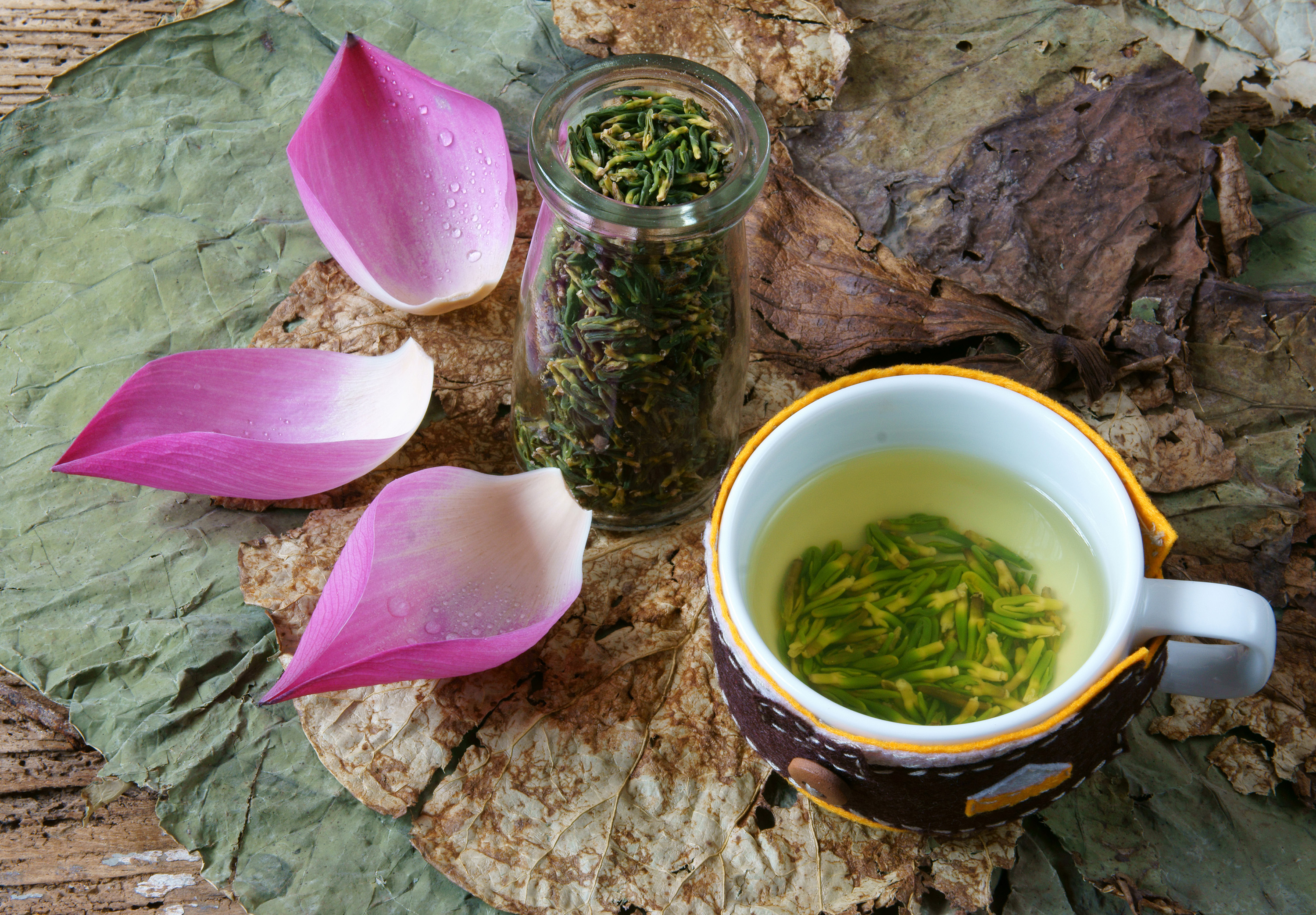 Lotus tea is in fact a combination of lotus flowers with high-quality green tea leaves