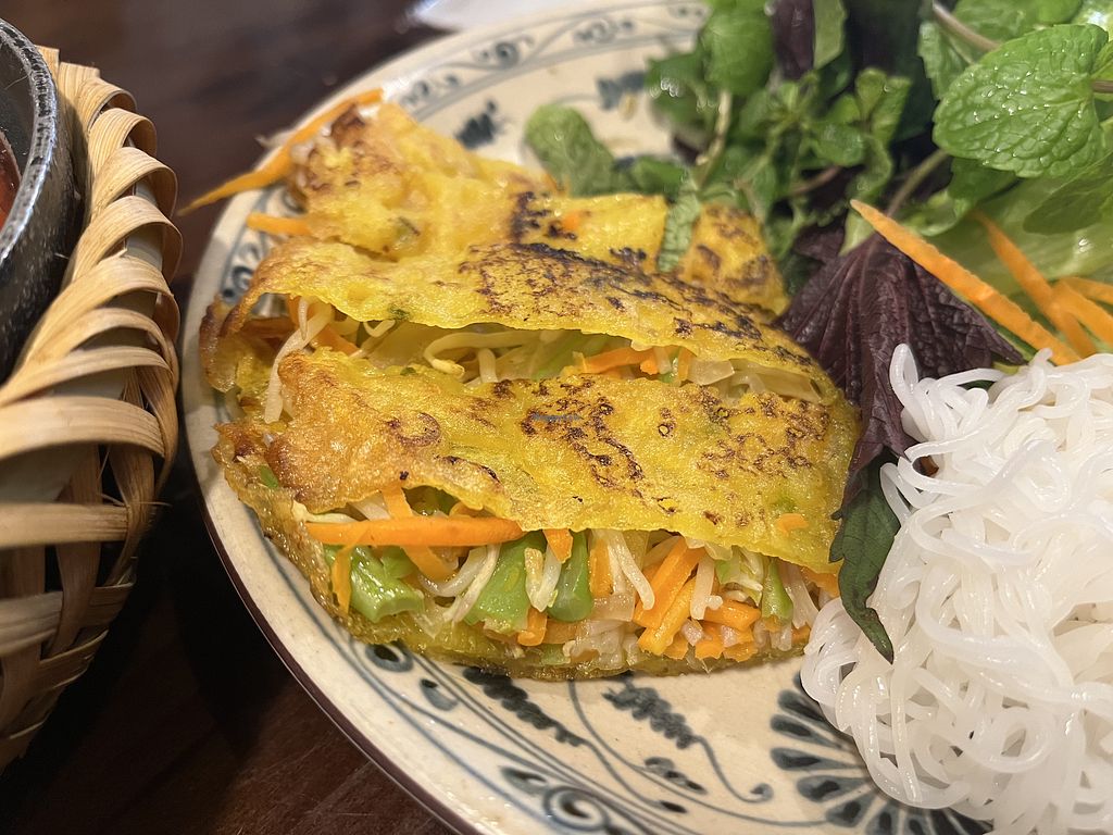 As one of the best vegan restaurants in Hanoi, Met Vietnamese Restaurant & Vegan provides a diverse menu for traditional Vietnamese food enthusiasts
