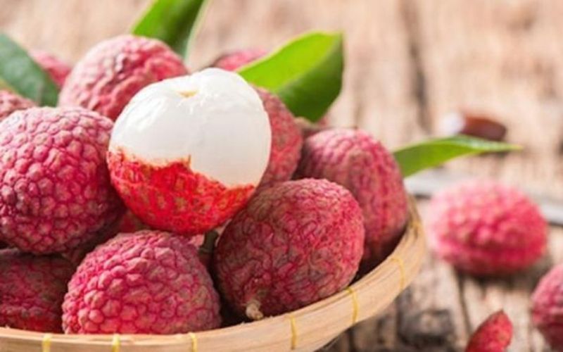 Lychee, rich in vital nutrients, prevents heart disease and aids digestion. Found in Bac Giang and Hai Duong, the most delicious lychee is available at the beginning of summer.