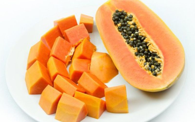 Papaya is not only a fresh fruit but also a crucial ingredient in Vietnamese dishes, appearing in the five-fruit tray during the Tet holiday