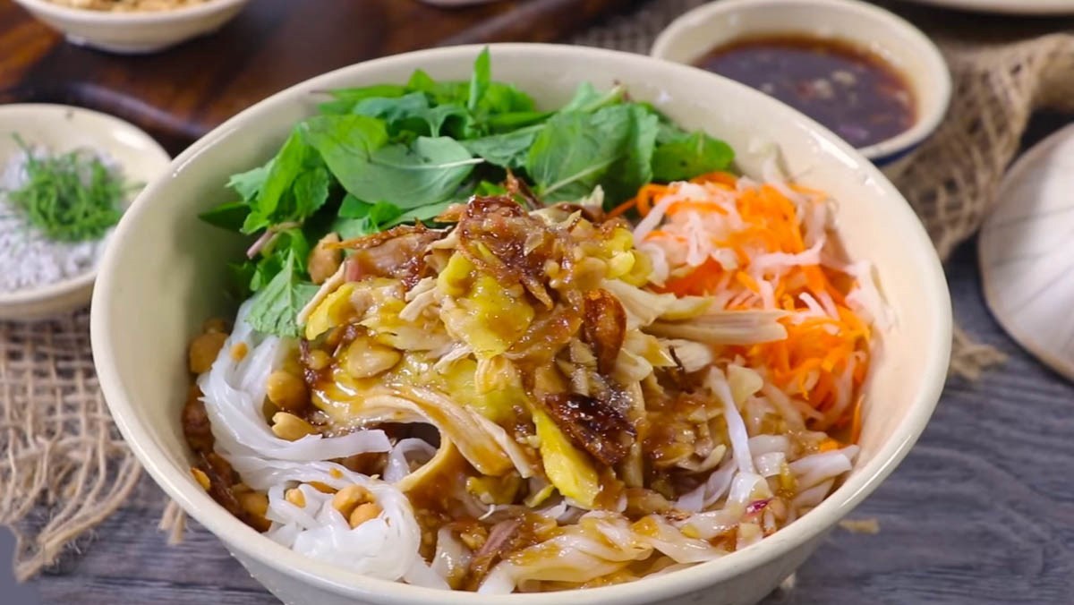 Pho Tron is a classic noodle dish in Vietnam