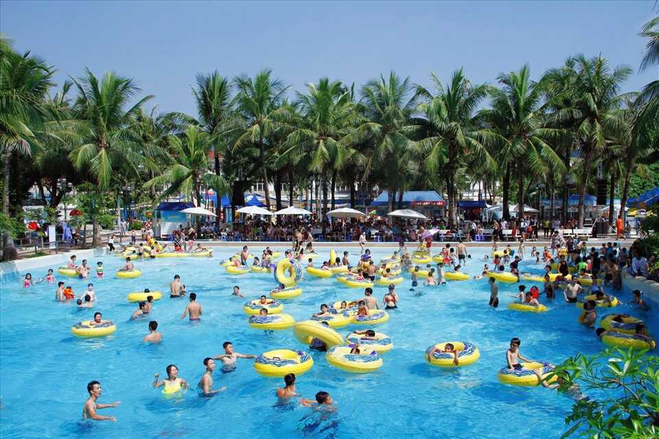 Pools in Vietnam can get incredibly crowded – so choose your time wisely