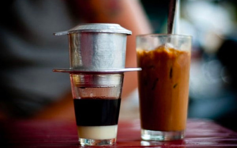 Brewing large phin coffee with the traditional flavors of Vietnam's three regions